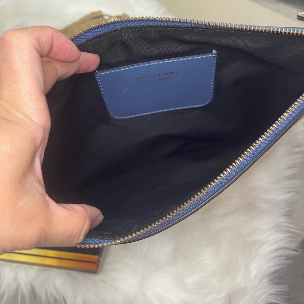 BURBERRY CLUTCH - Picture 7 of 8